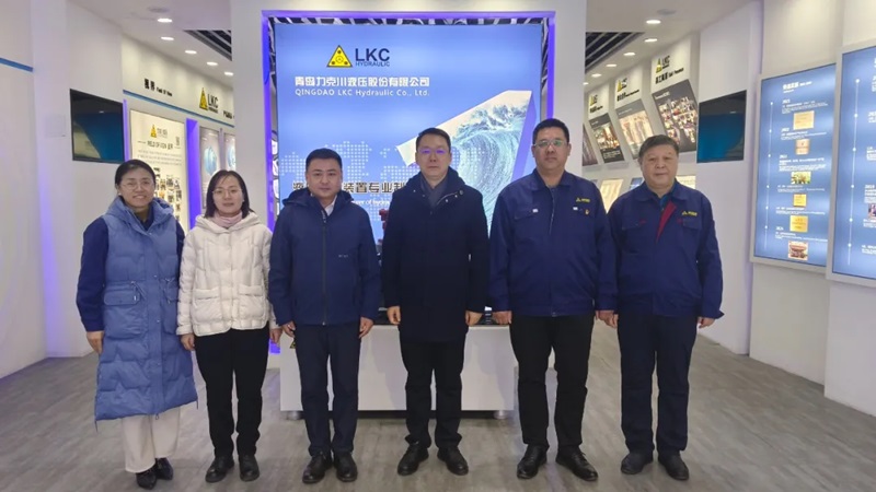 高新區工委委員、管委副主任張建軍一行蒞臨青島力克川液壓股份有限公司調研指導1.jpg