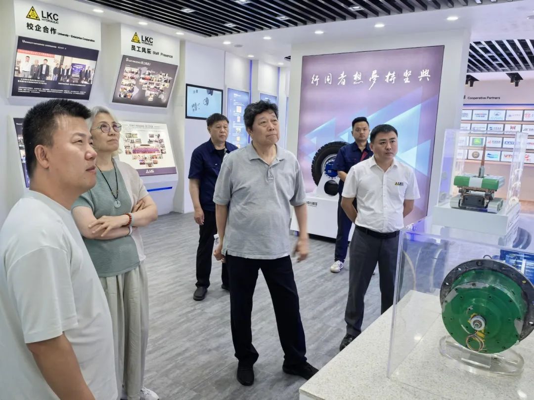 中國液壓氣動(dòng)密封件工業(yè)協(xié)會理事長杜旭東一行蒞臨我公司參觀指導(dǎo)1.jpg
